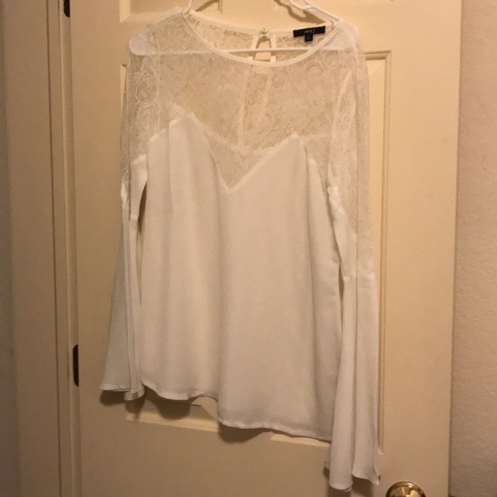 Flows sleeved, lace detailed white top